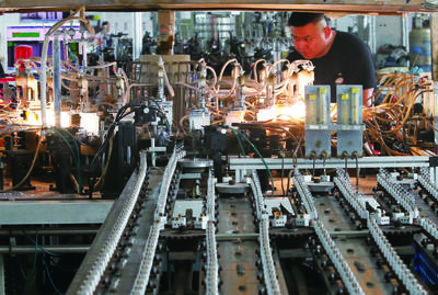 光電器件生產車間的繁忙景象 科技與效率的交響曲